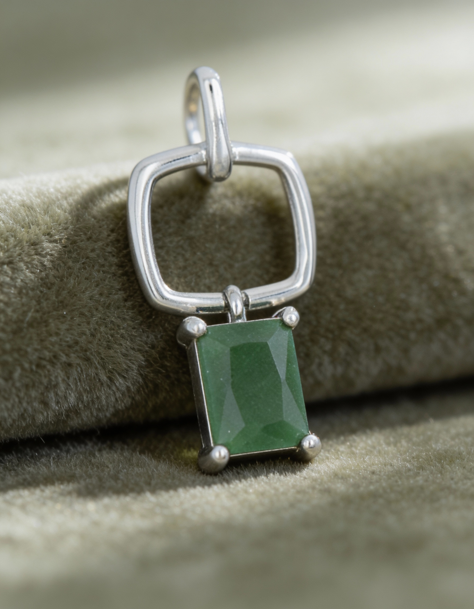 freepik__img1-sterling-silver-pendant-on-muted-velvet-soft-__95948